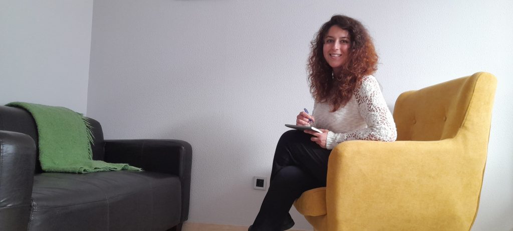 Estefanía psicóloga en Oviedo en su clínica sentada para recibir pacientes